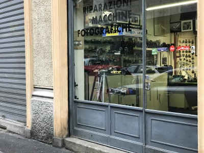 Il negozio di riparazioni macchine fotografiche di Gigi Carminati