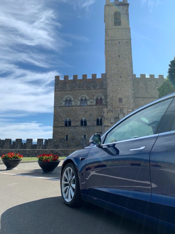 Tesla Model 3 al Castello di Poppi